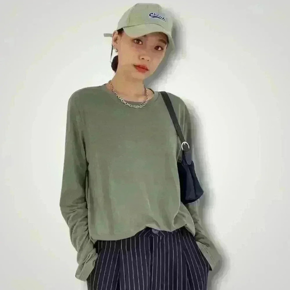 Solid Relaxed Round Neck Long Sleeve Tee - Picture 11 of 13